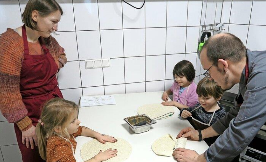 Wo kommt das Mittagessen her? Pusteblume-Kinder besuchen die Küche in der Triskele